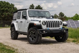 Hơn 320.000 xe Jeep hybrid bị triệu hồi do nguy cơ cháy pin cao áp