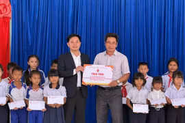 APC Gia Lai tặng quà thiện nguyện, hỗ trợ học sinh xã Uar