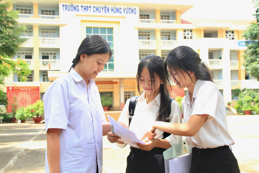Các thí sinh tranh thủ trao đổi bài cùng bạn sau mỗi môn thi. Ảnh: H.H 3f87e33f05efb1b1e8fe.jpg