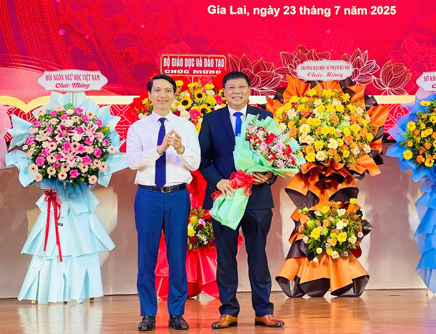 Phó Bí thư Tỉnh ủy Gia Lai Nguyễn Ngọc Lương (bìa trái) tặng hoa chúc mừng PGS.TS Nguyễn Quang Ngoạn-Chủ tịch Hội đồng trường Trường Đại học Quy Nhơn nhiệm kỳ 2025-2030. Ảnh: T.D a1432f16d54c5c12055d.jpg