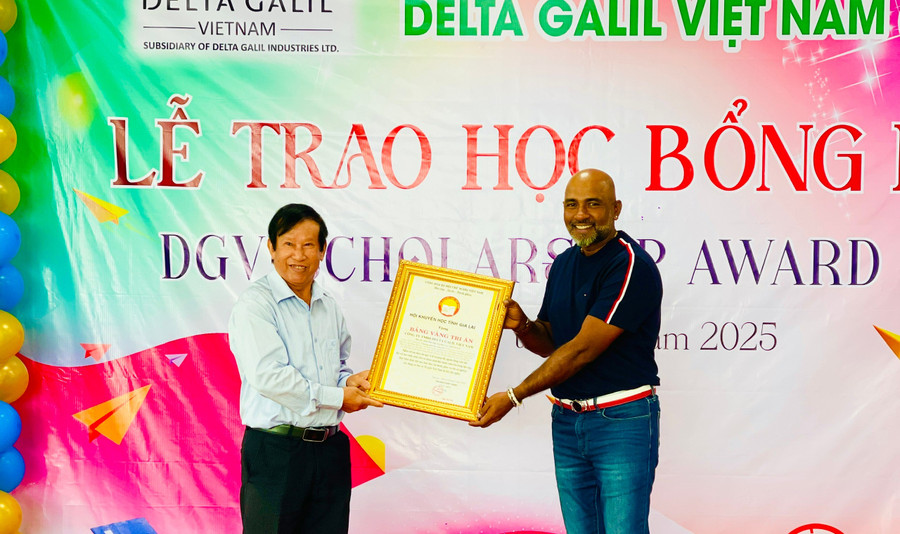 Đại diện lãnh đạo Hội Khuyến học tỉnh Gia Lai trao tặng “Bảng vàng tri ân” vinh danh Công ty TNHH Delta Galil Việt Nam. Ảnh: T.D b69345cc0ea885f6dcb9.jpg