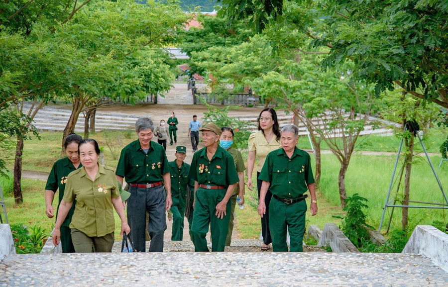 Đông đảo các đoàn khách tham quan đến thăm Khu lưu niệm lịch sử nơi thành lập Chi bộ Đảng Cộng sản đầu tiên huyện H2 tại buôn Ia Rnho (xã Đất Bằng, huyện Krông Pa). Ảnh: NVCC dong-dao-cac-doan-khach-tham-quan-den-tham-khu-luu-niem-lich-su-noi-thanh-lap-chi-bo-dang-cong-san-dau-tien-huyen-h2-tai-buon-ia-rnho-xa-dat-bang-anh-nvcc.jpg