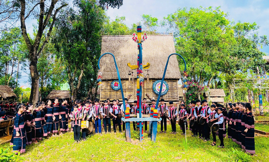 Cô H’Ni là một trong những nhân tố tiên phong xây dựng môi trường giáo dục đặc thù mang đậm bản sắc văn hóa các dân tộc thiểu số. Ảnh: T.D co-hni-la-mot-trong-nhung-nhan-to-tien-phong-xay-dung-moi-truong-giao-duc-dac-thu-mang-dam-ban-sac-van-hoa-cac-dan-toc-thieu-so.jpg