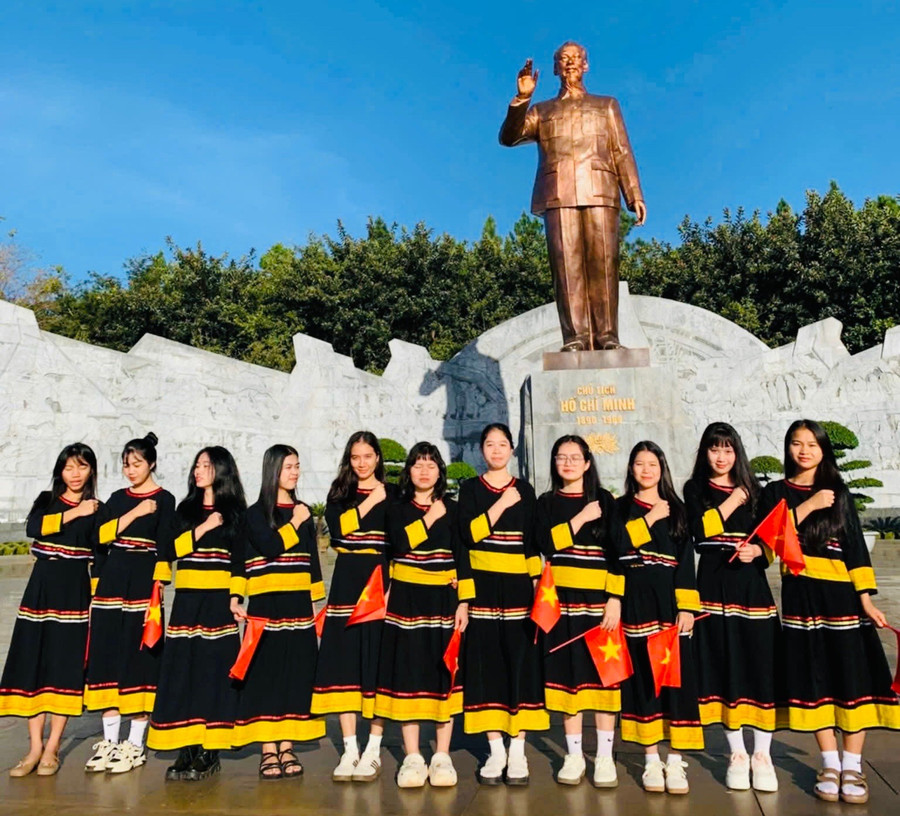 Em Rơ Lan Siu Sỷ (thứ 6 bên trái qua) chụp hình lưu niệm cùng các bạn tại Quảng trường Đại Đoàn Kết (phường Pleiku, tỉnh Gia Lai). Ảnh: Trần Dung 483c43d613a69af8c3b7.jpg