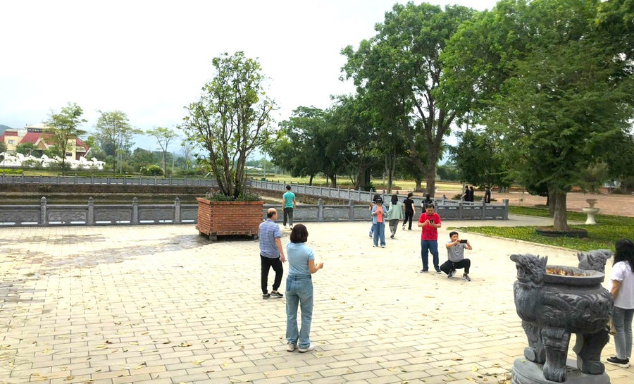 Khu di tích Tây Sơn Thượng đạo đón hàng trăm lượt du khách trong 3 ngày đầu nghỉ lễ. Ảnh: Ngọc Minh khu-di-tich-tay-son-thuong-dao-don-hang-tram-luot-khach-thap-phuong-trong-ky-nghi-le-nam-nay-anh-my-le.jpg