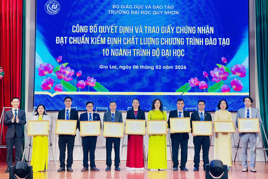 cong-bo-quyet-dinh-va-trao-giay-chung-nhan-dat-chuan-kiem-dinh-chat-luong-cho-nganh-dao-tao.jpg