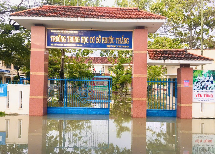 Trường THCS Phước Thắng (xã Tuy Phước Đông) ngập nước do mưa lớn kéo dài. Ảnh: T.D truong-thcs-phuoc-thang-ngap-nuoc-hoc-sinh-phai-nghi-hoc.jpg