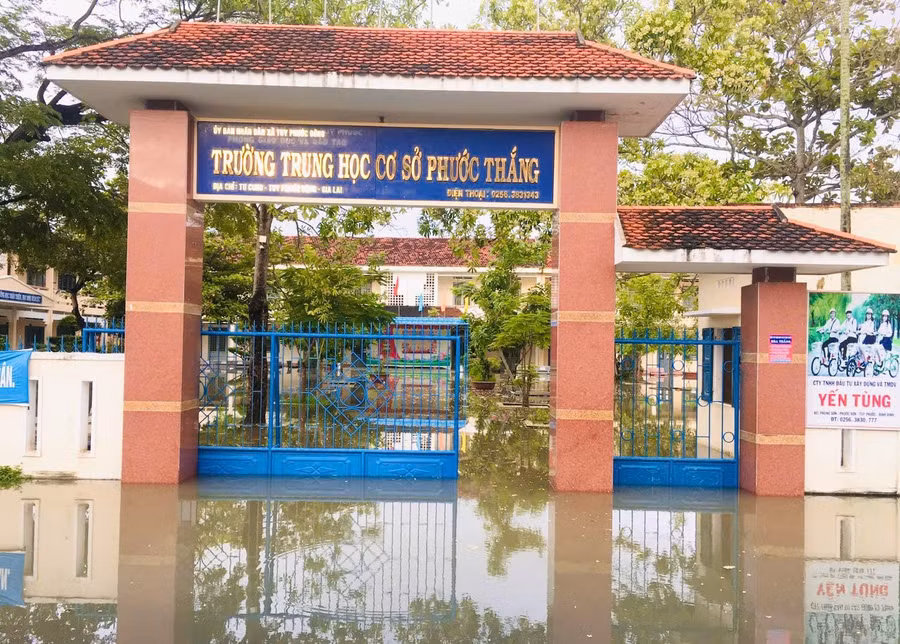 truong-thcs-phuoc-thang-ngap-nuoc-hoc-sinh-phai-nghi-hoc.jpg