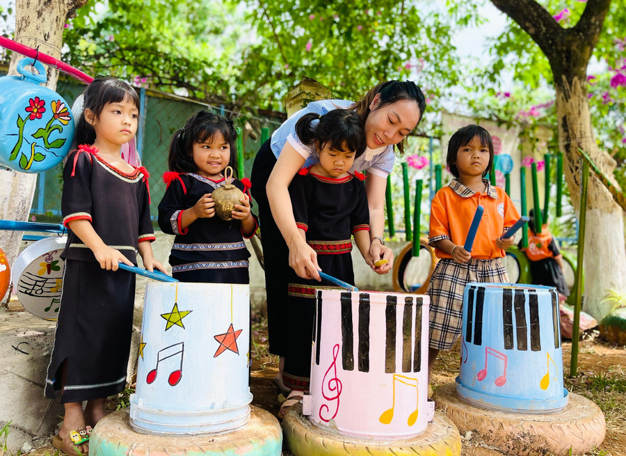Trẻ rất hào hứng khi được tham gia hoạt động gắn với truyền thống văn hóa của dân tộc. Ảnh: T.D 14d2f3b3ea9c5cc2058d.jpg