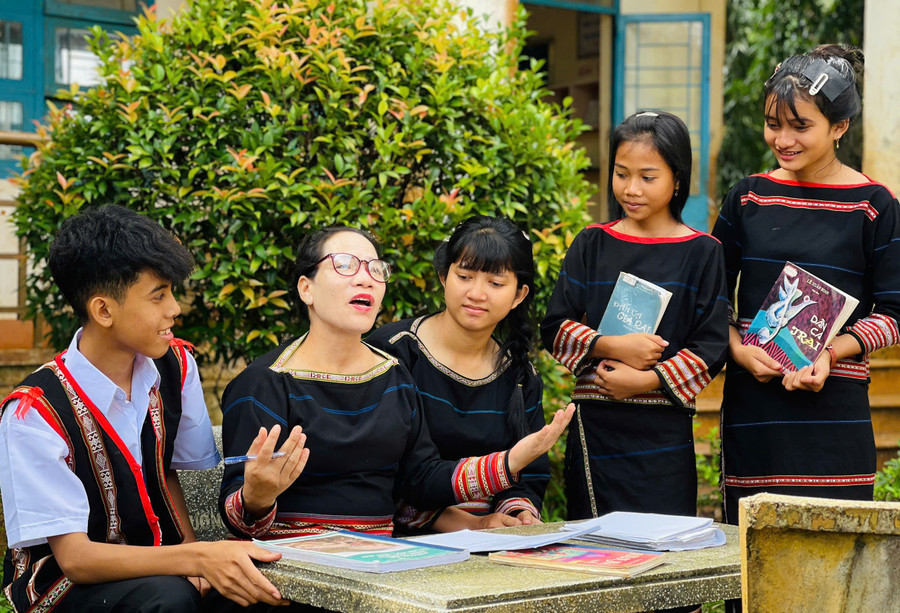 Sau bao nhiêu tâm huyết, cô RCom H’Ni đã “khơi dậy” được tình yêu của trò đối với dân ca Jrai. Ảnh: T.D hoc-tro-cham-chu-lang-nghe-co-hni-hat-dan-ca-jrai.jpg