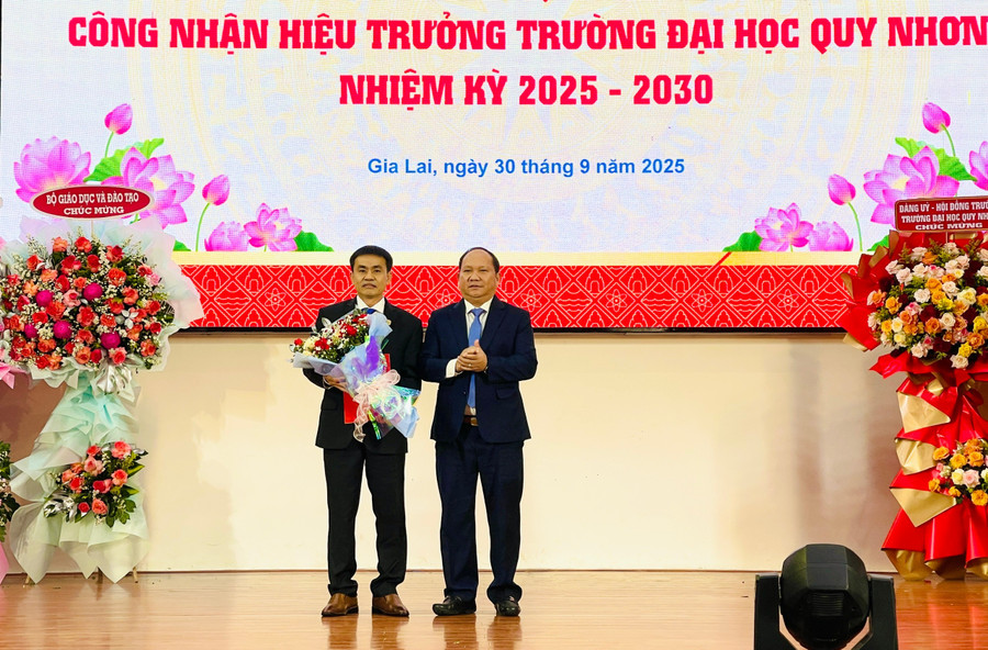 Đồng chí Rah Lan Chung-Phó Bí thư Thường trực Tỉnh ủy, Chủ tịch HĐND tỉnh Gia Lai tặng hoa chúc mừng PGS.TS. Đoàn Đức Tùng. Ảnh: T.D z7064542420620-82b8242be3d454643e0a4fdea317e5ec.jpg