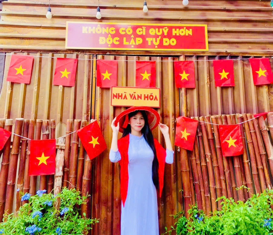 Cờ đỏ sao vàng và những khẩu hiệu được quán The Garden Quy Nhơn (số 357 Tây Sơn, phường Quy Nhơn Bắc) trang trí ấn tượng, thu hút nhiều bạn trẻ đến check-in. 1a3d8564e12b6a75333a.jpg