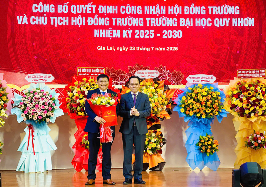 Thứ trưởng Bộ GD-ĐT Hoàng Minh Sơn (bìa phải) trao hoa và quyết định cho PGS.TS Nguyễn Quang Ngoạn-Chủ tịch Hội đồng trường Trường Đại học Quy Nhơn nhiệm kỳ 2025-2030. Ảnh: T.D 44b88dd7778dfed3a79c.jpg