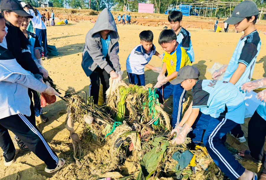 hoc-sinh-thu-gom-rac-thai-sau-bao-so-13.jpg