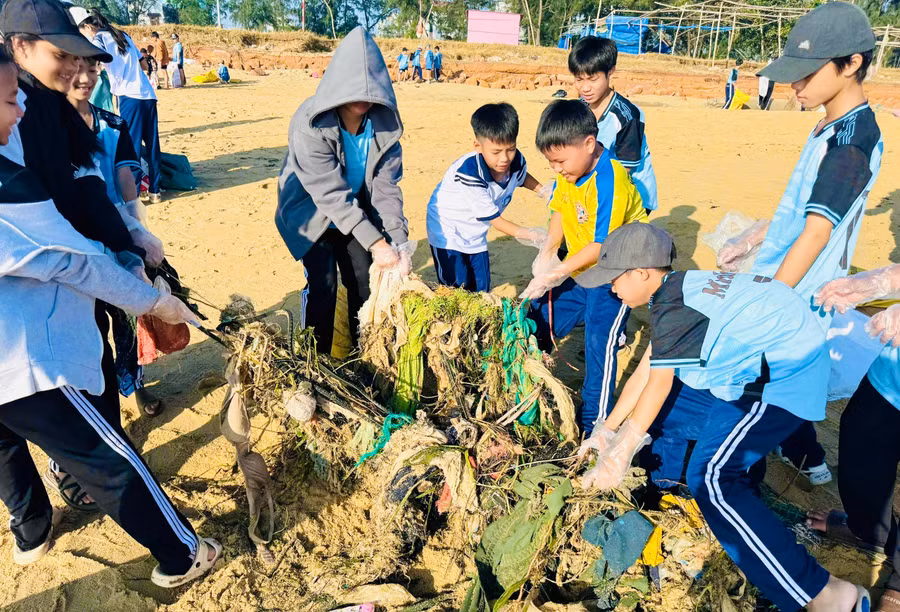 hoc-sinh-thu-gom-rac-thai-sau-bao-so-13.jpg