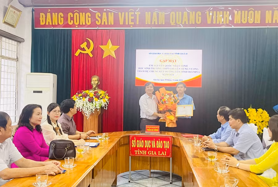 so-giao-duc-va-dao-tao-gd-dt-tinh-gia-lai-to-chuc-gap-mat-va-khen-thuong-em-nguyen-quoc-nhat-minh-anh-td-5822.jpg