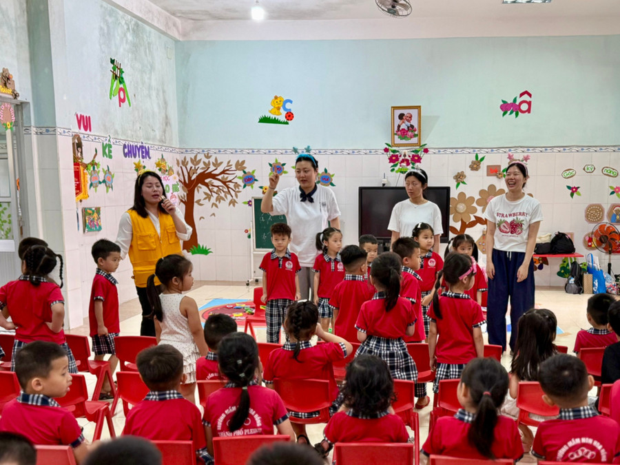 Trường Đại học Jeonju Kijeon (Hàn Quốc) tổ chức các chương trình giao lưu văn hóa, giáo dục ở một số đơn vị trường học tại Gia Lai. Ảnh: H.H hh.jpg