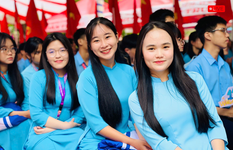 Học sinh Trường THPT chuyên Hùng Vương hân hoan trong ngày hội khai trường. Ảnh: Trần Dung 3b0d047bbb4b3015695a-3523.jpg