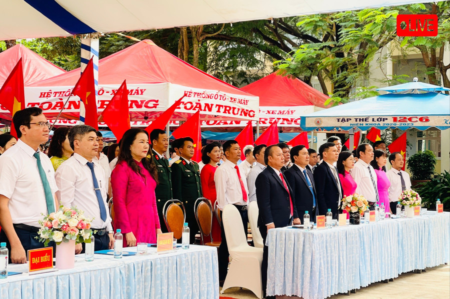 Nghi thức chào cờ tại điểm cầu Trường THPT chuyên Hùng Vương (phường Diên Hồng). Ảnh: Trần Dung dugggg-8578.jpg