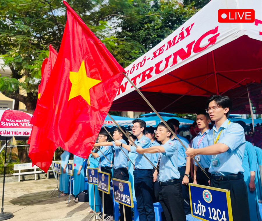 Lần đầu tiên tất cả cơ sở giáo dục trên toàn quốc chào cờ, hát Quốc ca cùng một thời điểm trong lễ khai giảng năm học mới. Ảnh: Trần Dung dugggf-7867.jpg