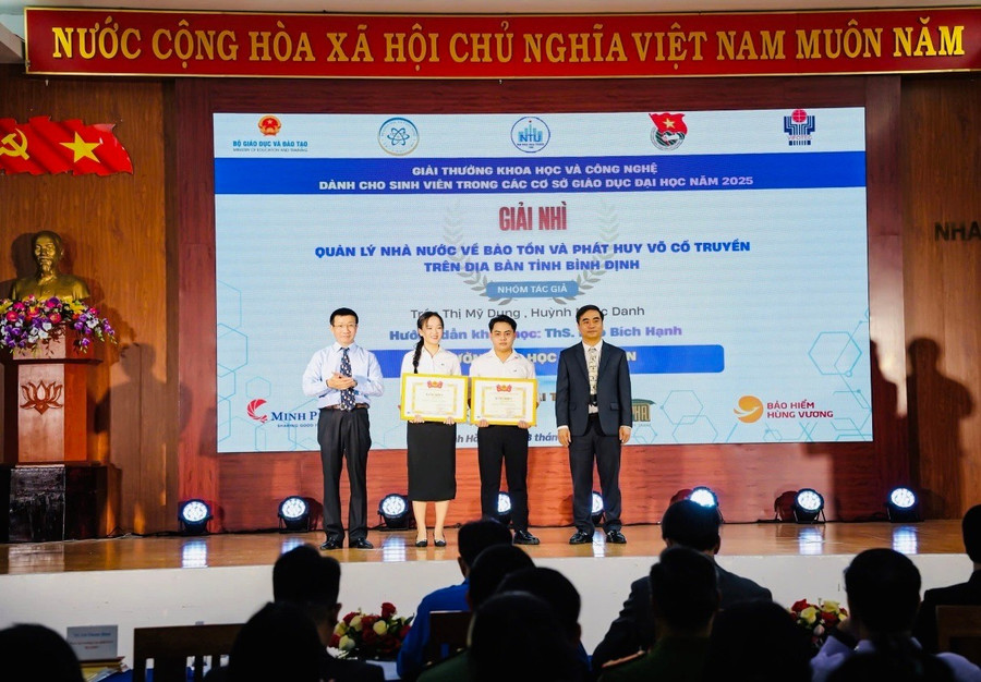 sinh-vien-truong-dai-hoc-quy-nhon-gianh-giai-nhi-tai-giai-thuong-khoa-hoc-cong-nghe-nam-2025.jpg