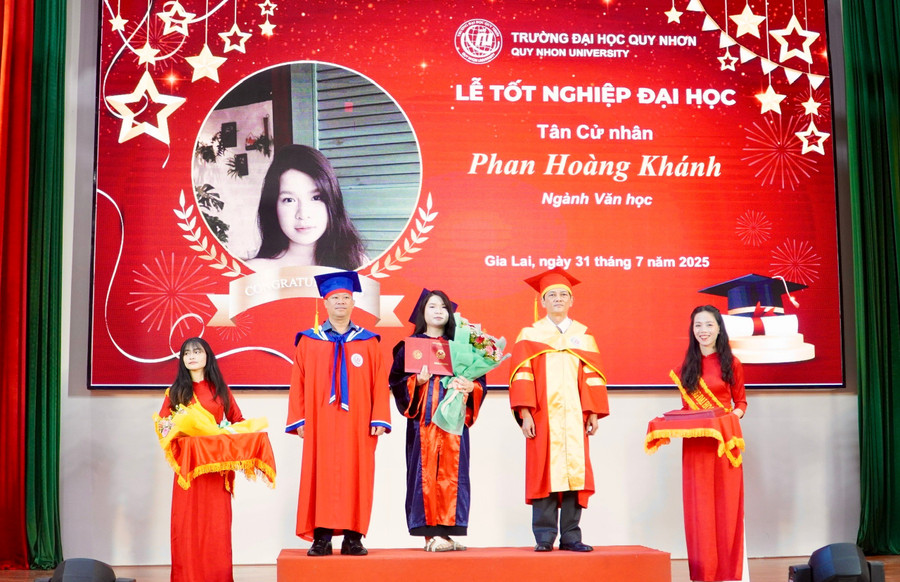 Trường Đại học Quy Nhơn trao bằng tốt nghiệp đại học hệ chính quy đợt 1 năm 2025 cho tân cử nhân. Ảnh: T.D 80621980b34b3a15635a.jpg
