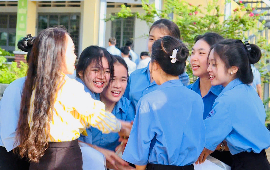 Thí sinh điểm thi Trường THPT Trường Chinh (huyện Chư Sê) vỡ òa cảm xúc sau môn thi đầu tiên. Ảnh: Lê Nam nvnam.jpg