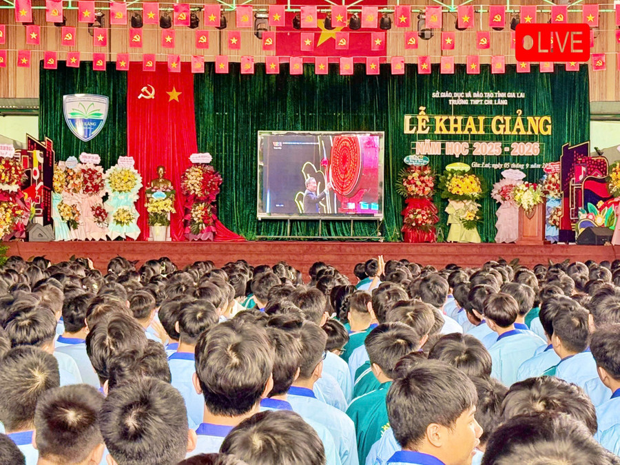 Học sinh Trường THPT Chi Lăng (phường Hội Phú) tham dự buổi lễ trực tuyến, xem Tổng Bí thư Tô Lâm đánh trống khai giảng. Ảnh: Lạc Hà tuyetttt-5776.jpg