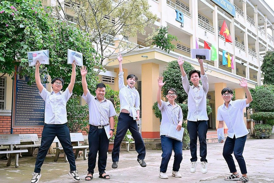 Nhiều thí sinh thi theo Chương trình GDPT mới 2018 thở phào nhẹ nhõm sau khi hoàn thành kỳ thi. Ảnh: Đ.T 2thuyyy.jpg
