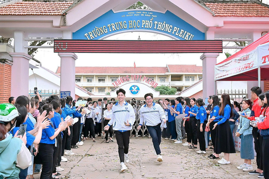 Niềm vui của thí sinh tại điểm thi Trường THPT Pleiku sau kỳ vượt vũ môn. Ảnh Đ.T 2-thuy.jpg