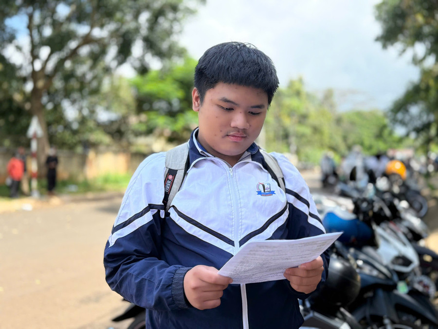 Em Dương Nhật Quyền-Điểm thi Trường THCS Võ Thị Sáu (huyện Đak Đoa) đánh giá đề thi các môn Khoa học tự nhiên có độ phân hóa cao. Ảnh: Lạc Hà 2-tuyet.jpg