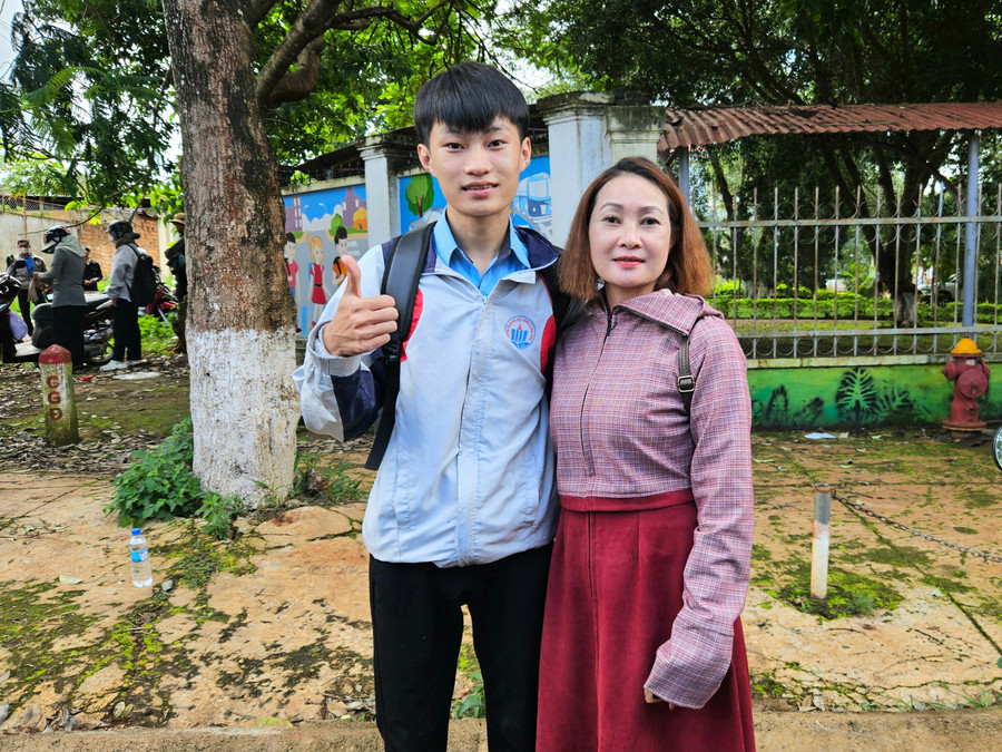 Phụ huynh vui vẻ đón con sau buổi thi. Ảnh: Ngọc Duy 2-tuyetn.jpg