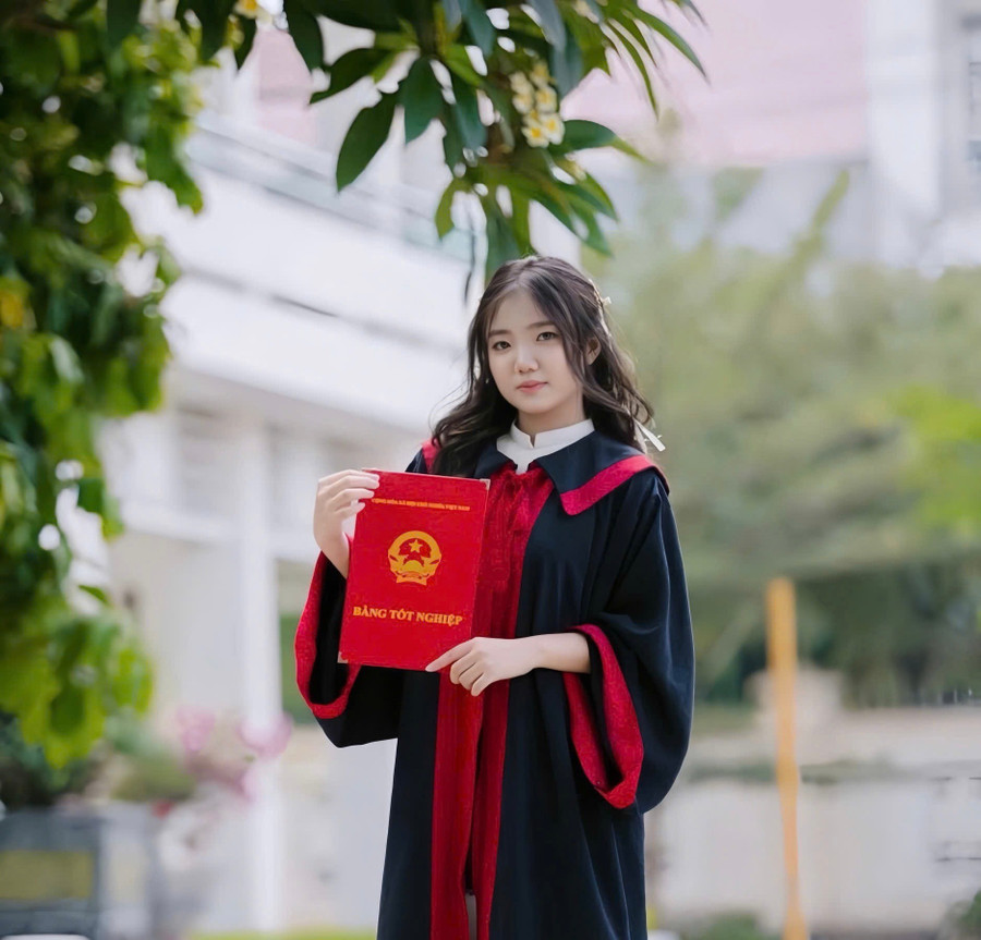 Em Nguyễn Trúc Thanh Hằng (Trường THPT chuyên Lê Quý Đôn) đang cân nhắc giữa ngành Dược và Sư phạm Hóa học. Ảnh: NVCC cce7e27c63e0d5be8cf1.jpg