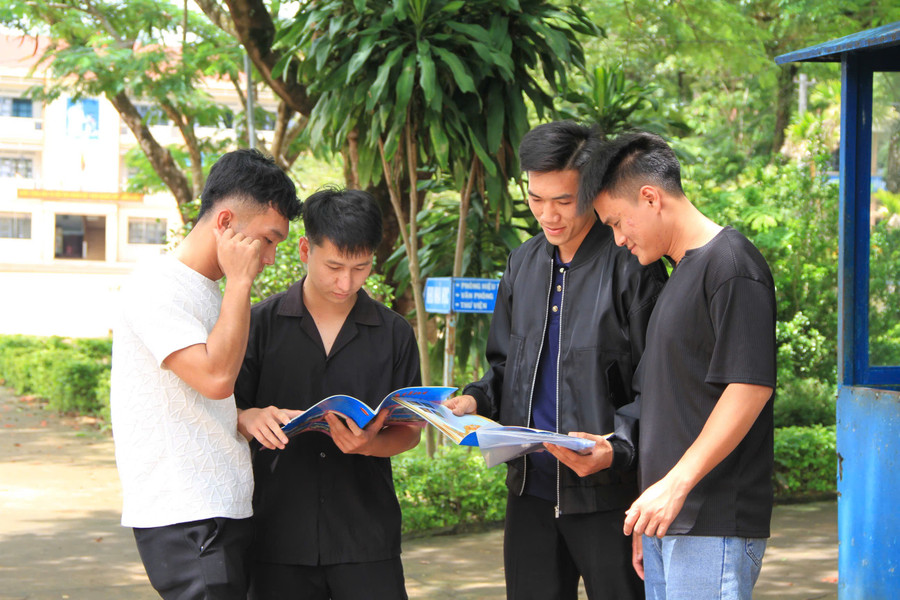 Thí sinh thi theo chương trình GDPT 2006 được mang và sử dụng Atlat địa lý trong phòng thi. Ảnh: H.H 2-hh.jpg