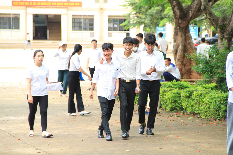 Các thí sinh tại điểm thi Trường THCS Nguyễn Du (TP. Pleiku) hoàn thành bài thi với tâm thế tự tin. Ảnh: H.H 2-hhb.jpg
