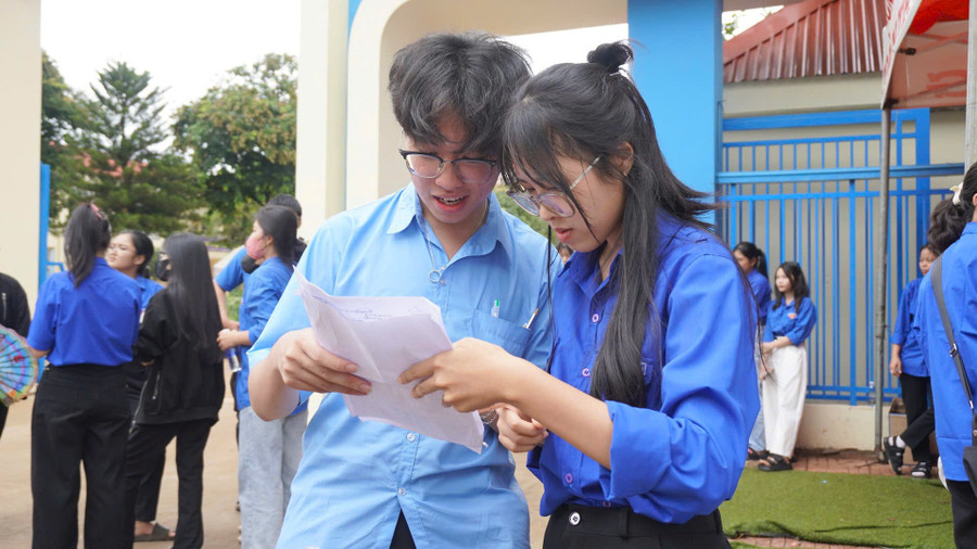 Thí sinh trao đổi bài sau buổi thi tại điểm thi Trường THPT Lê Quý Đôn (huyện Chư Prông). Ảnh: Chu Hằng 2-hnag.jpg