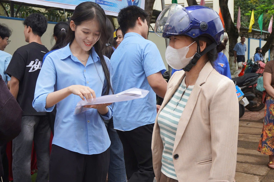 Không chỉ thí sinh, nhiều phụ huynh cũng không giấu nổi niềm vui khi con em hoàn thành kỳ thi. Ảnh: Chu Hằng 2-hang.jpg