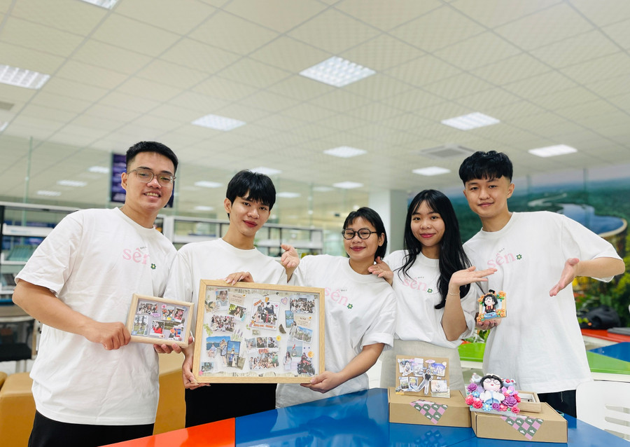 Dự án khởi nghiệp từ khung ảnh handmade mang tên “Sến quá à” mang về doanh thu hàng chục triệu đồng/tháng. Ảnh: T.D 72cc4c1079e3f2bdabf2.jpg