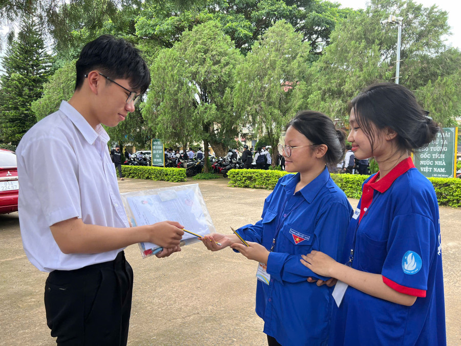 Các tình nguyện viên tại điểm thi Trường THPT Hoàng Hoa Thám (TP.Pleiku) tặng dụng cụ học tập cho các thí sinh. Ảnh: Phan Lài 6c1b497ff7b440ea19a5.jpg