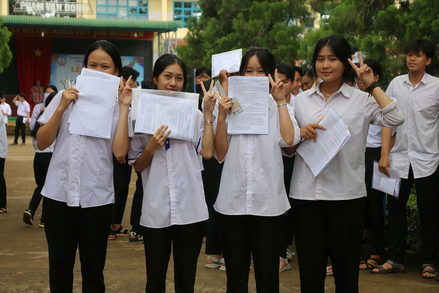 Các thí sinh tại điểm thi Trường THPT Phạm Văn Đồng (huyện Ia Grai) sau khi hoàn thành 2 môn thi tự chọn. Ảnh: Đồng Lai 2-kieu.jpg