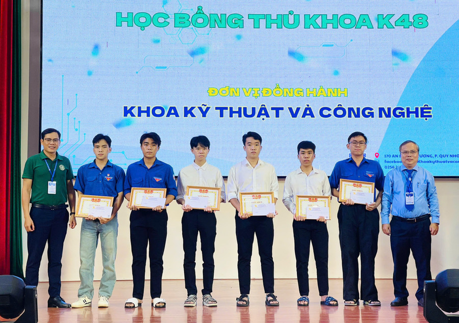 Khoa Kỹ thuật và Công nghệ khen thưởng 6 thủ khoa thuộc 6 ngành đào tạo của khóa 48. Ảnh: T.D a0e5e11dff02725c2b13.jpg