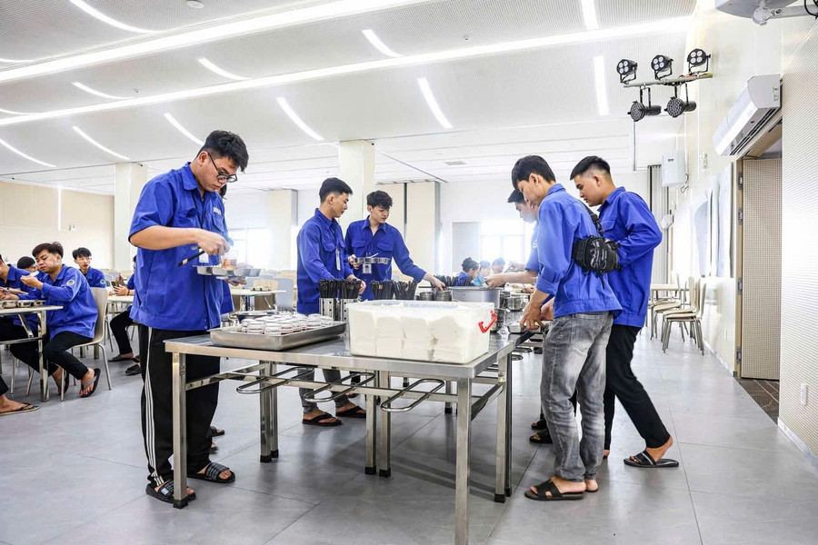 Sinh viên lớp nghề Điện tử công nghiệp (Trường Cao đẳng Kỹ thuật Công nghệ Quy Nhơn) thực tập tại nhà máy VinFast-Hải Phòng. Ảnh: ĐVCC 5-ktcn.jpg