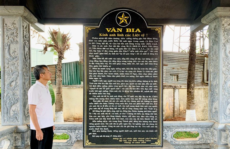 Thầy Nguyễn Cao Kỳ-Giáo viên Trường THCS Lý Tự Trọng (phường Thắng Lợi, TP. Pleiku) tham quan Đền tưởng niệm liệt sĩ suối Hội Phú. Ảnh: Chu Hằng thay-ky-hang.jpg