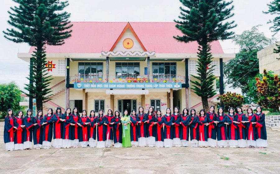 Trường Phổ thông Dân tộc Nội trú THPT số 2 tỉnh chính là ngôi nhà thứ hai, nơi chuẩn bị hành trang và chắp cánh ước mơ để các em học sinh DTTS như Rơ Lan Siu Sỷ và Siu Huệ vững bước vào tương lai. Ảnh: Trần Dung 0e7cdcbe8cce05905cdf.jpg