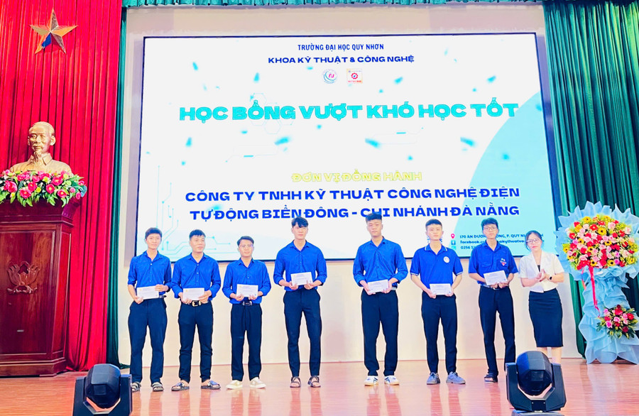 Khoa Kỹ thuật và Công nghệ trao học bổng cho tân sinh viên vượt khó, đạt thành tích cao. Ảnh: T.D trao-hoc-bong-vuot-kho-cho-sinh-vien-truong-dai-hoc-quy-nhon.jpg