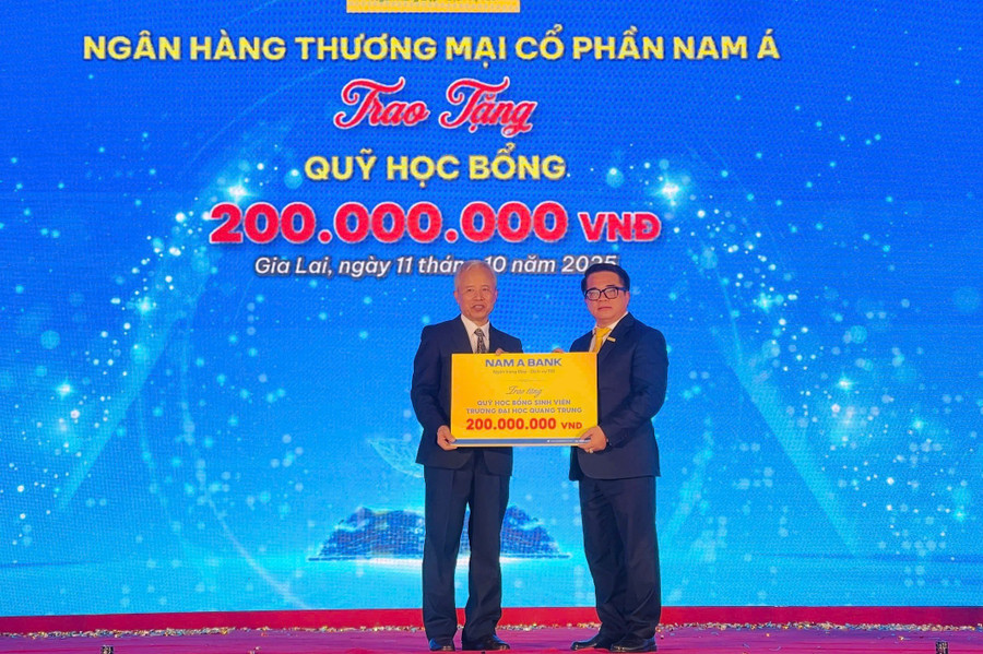 Đại diện doanh nghiệp trao tặng học bổng cho sinh viên Trường Đại học Quang Trung. Ảnh: T.D gen-h-z7104428763922-ae1e49edf1e1811ea10fc942fc4d3c34.jpg