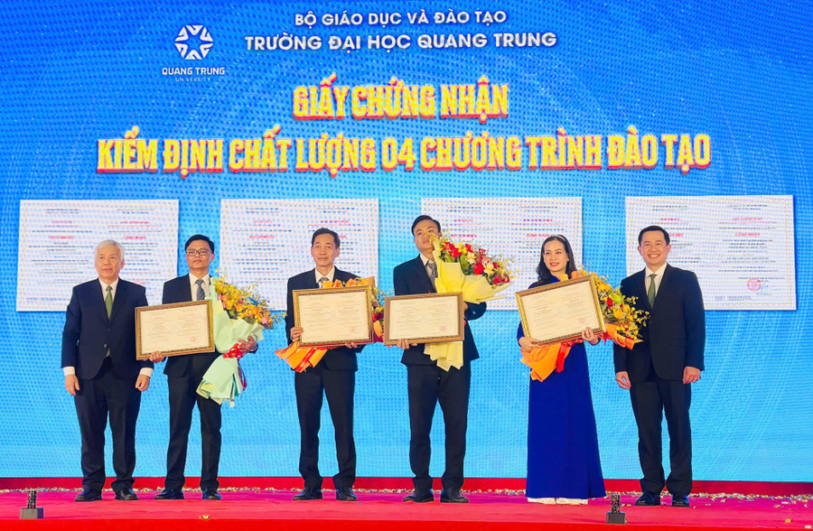 Trung tâm Kiểm định chất lượng giáo dục Sài Gòn trao giấy chứng nhận đạt chuẩn kiểm định chất lượng 4 chương trình đào tạo cho Trường Đại học Quang Trung. Ảnh: T.D gen-h-z7104391949288-3abe7350251bbaf05285014732ee49c1.jpg