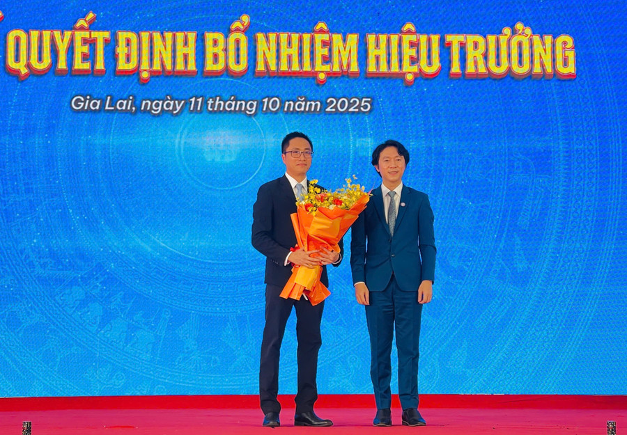 Đại diện Hội đồng trường Trường Đại học Quang Trung tặng hoa chúc mừng Hiệu trưởng Tô Bá Lâm. Ảnh: T.D gen-h-z7104391944202-a8abab026904d84a80e4e323dd09677a.jpg