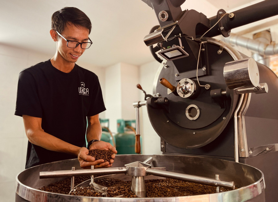 Với phương pháp rang mộc, anh Dương Đức Tài-Chủ thương hiệu cà phê Waca Coffee (xã Ia Grai) đã đưa sản phẩm của mình đến với khách hàng trên toàn quốc. Ảnh: T.D 2cddb1099eff16a14fee.jpg