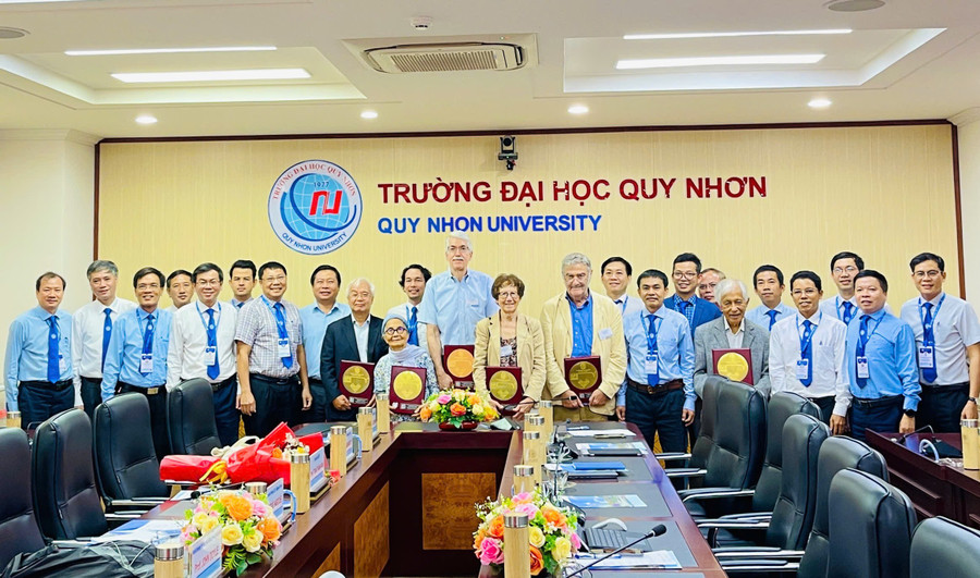 Lãnh đạo Trường Đại học Quy Nhơn tặng quà lưu niệm cho GS. Serge Haroche cùng các thành viên đoàn công tác. Ảnh: T.D gen-h-z7094750512887-b0d842c37fa63a604ea4df236b37e96b.jpg